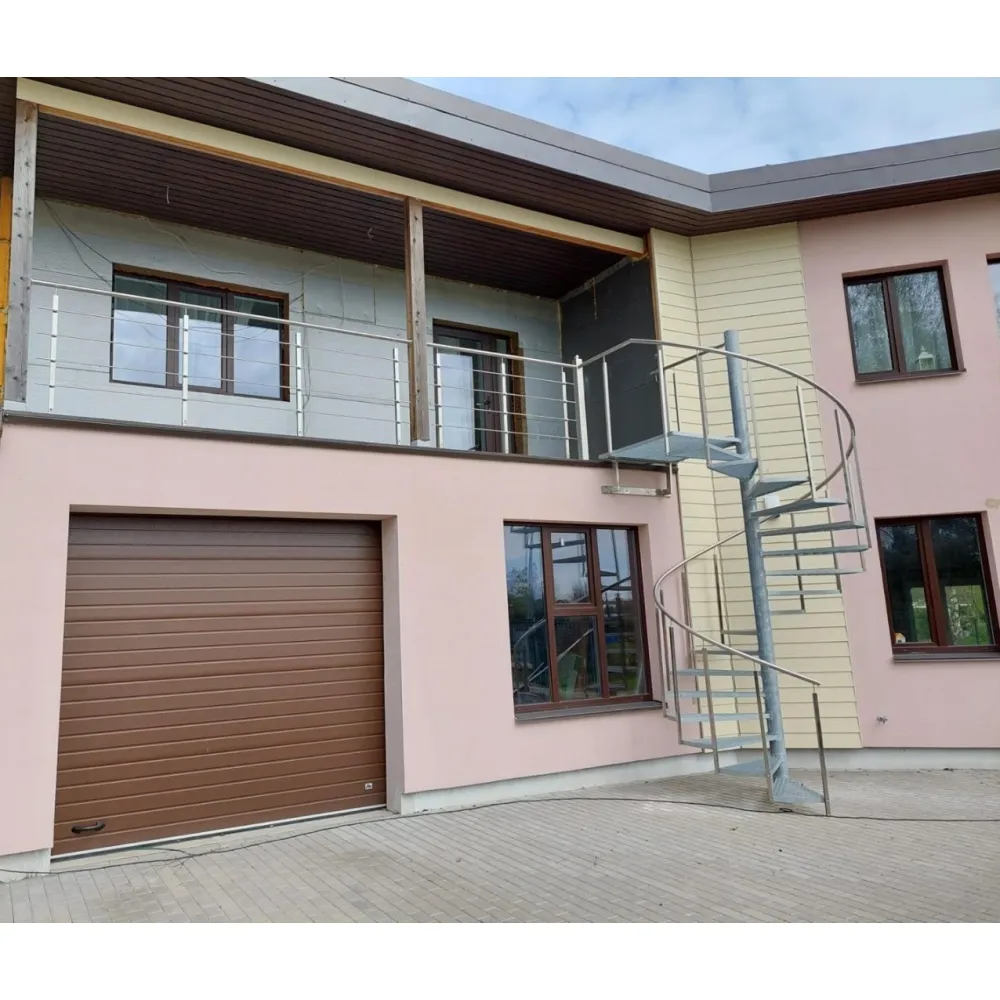 Винтовая входная лестница